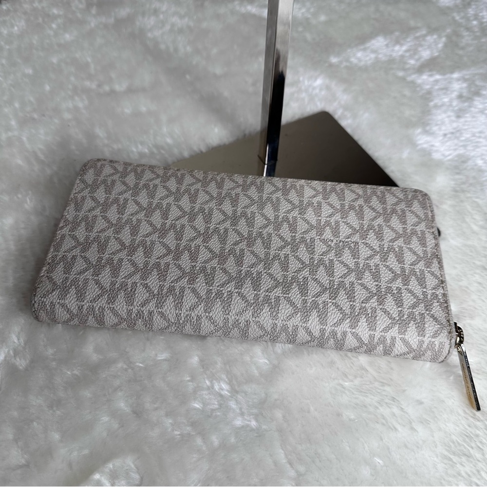 Michael Kors Jet Set Travel Zippy Wallet - Picture 7 of 14